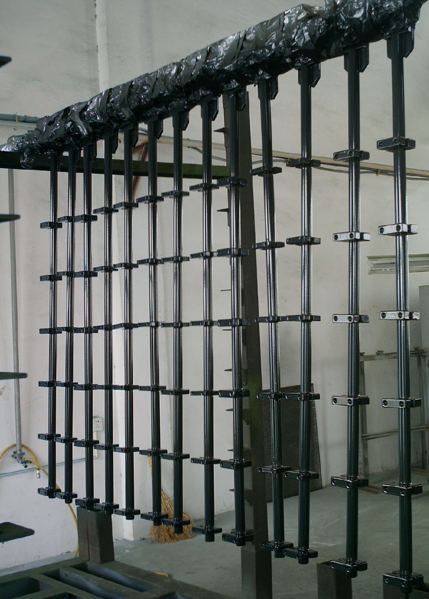 电镀挂架特氟龙喷涂提升防粘耐腐蚀寿命